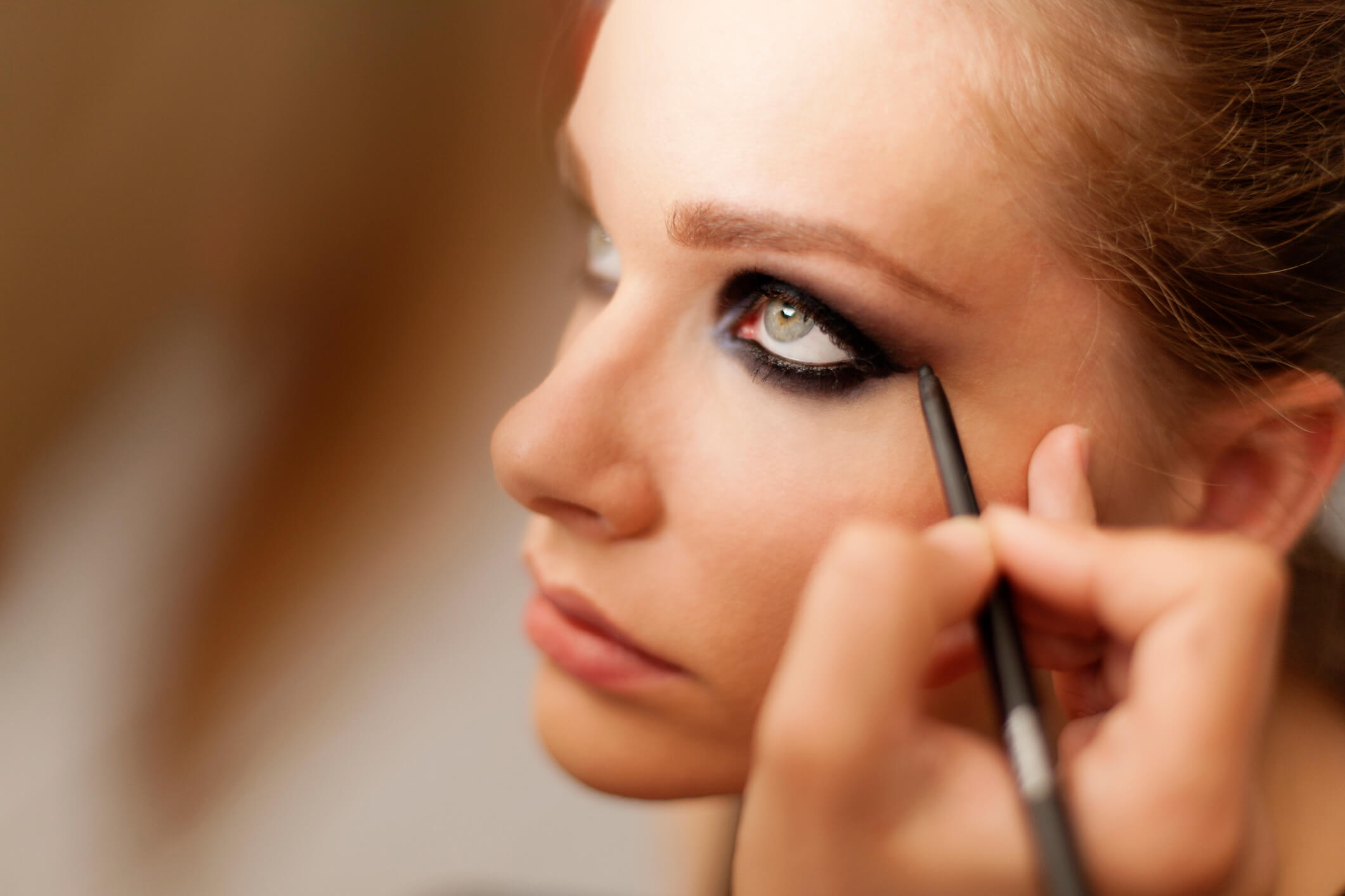 Como fazer maquiagem com efeito PROFISSIONAL em casa - Delineado